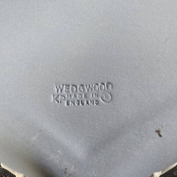 VINTAGE WEDGWOOD BLUE JASPERWARE HEART SHAPED TRINKET BOX NEOCLASSICAL DESIGN - Picture 9 of 13